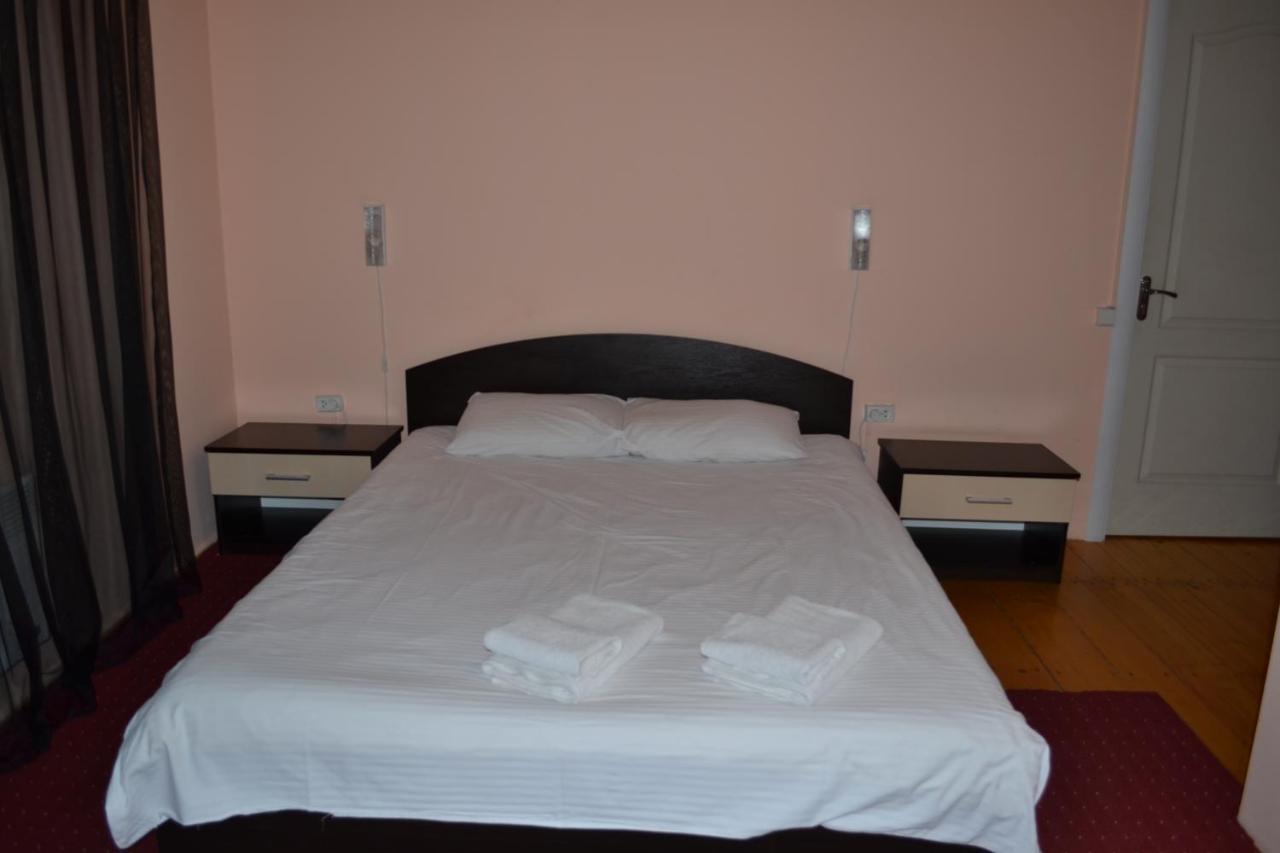 ArT Hotel Tsjernivsi Buitenkant foto