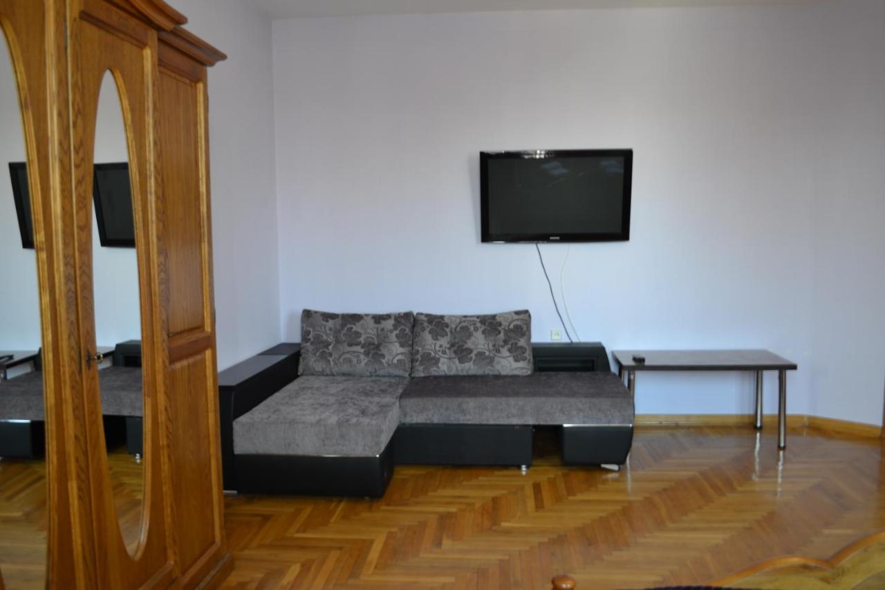 ArT Hotel Tsjernivsi Buitenkant foto