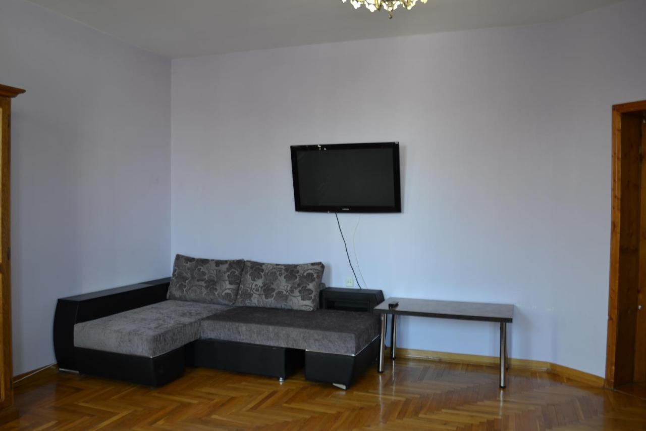 ArT Hotel Tsjernivsi Buitenkant foto